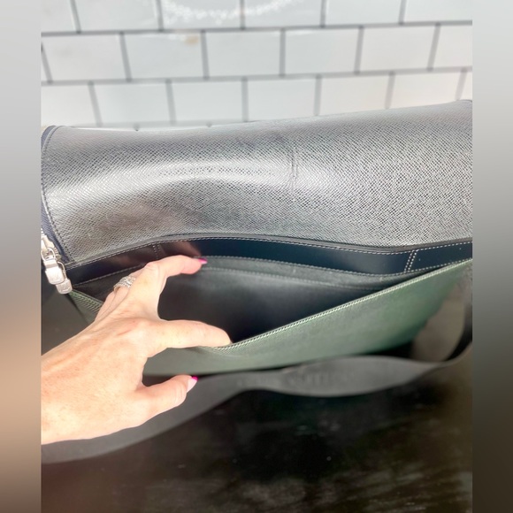 Authentic Louis Vuitton Taimyr Green & Black Tiaga Leather Crossbody Messenger - Picture 6 of 14